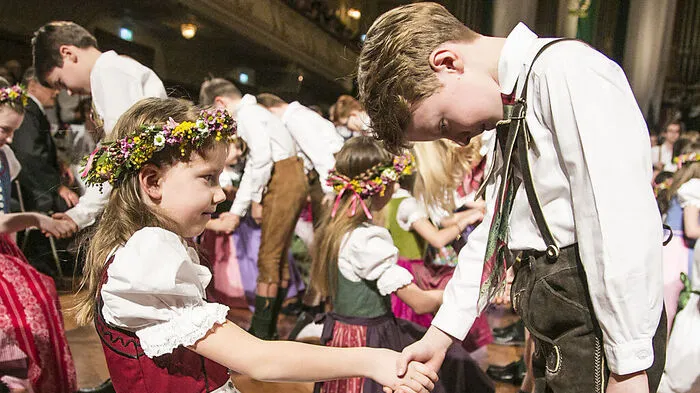 Erster Höhepunkt im Ballprogramm: Die Kinderpolonaise, einstudiert von Patricia Schweighofer