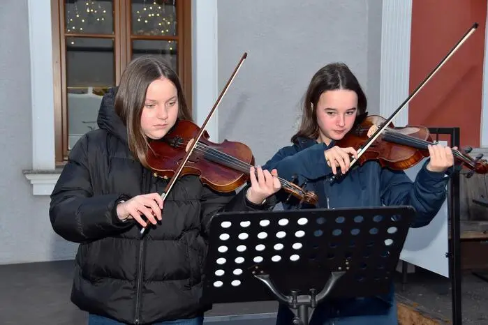 Für ein abwechslungsreiches Rahmenprogramm war ebenfalls gesorgt: Der Chor der Volksschule, ein Bläserquartett des Musikvereins, der Kirchenchor Weißkirchen, der „Weißkirchner Feinklang“, das Geigenduo Johanna Schrade und Helena Weber sowie ein Pferdefuhrwerk von Sepp Deutinger trugen zum vorweihnachtlichen Ambiente bei.