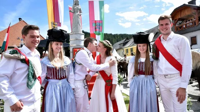 Gruppenfoto mit Sieger und Ehrenjungfrau, flankiert von den beiden anderen Wettläufern Peter Burkart mit Ehrentänzerin Julia Holzer (links) und Alexander Ladstätter mit Ehrentänzerin Elisa-Maria Walcher.