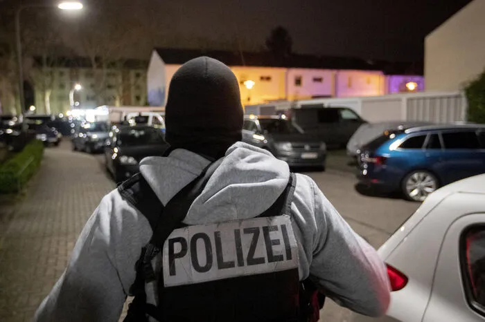 Am Vormittag bestätigte der hessische Innenminister Peter Beuth den Terrorverdacht.