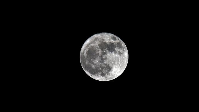 Es ist ein ungewöhnliches Naturschauspiel. Am Sonntag leuchtete der Vollmond hell wie kaum in diesem Jahr.
