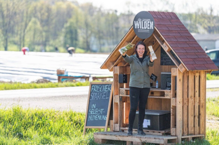 Claudia Hofer vor ihrem Spargel-Drive-in