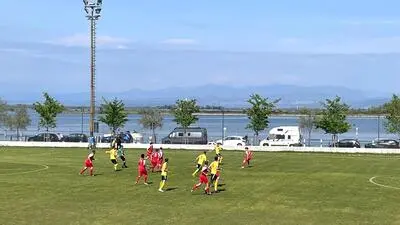 Fußballspieler auf einem Platz Meer