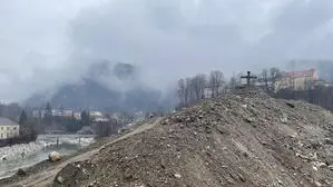 Mitarbeiter der Baufirma stellten das Gipfelkreuz auf
