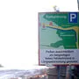 Das Hinweisschild der Gemeinde weist auf die Parkordnung hin