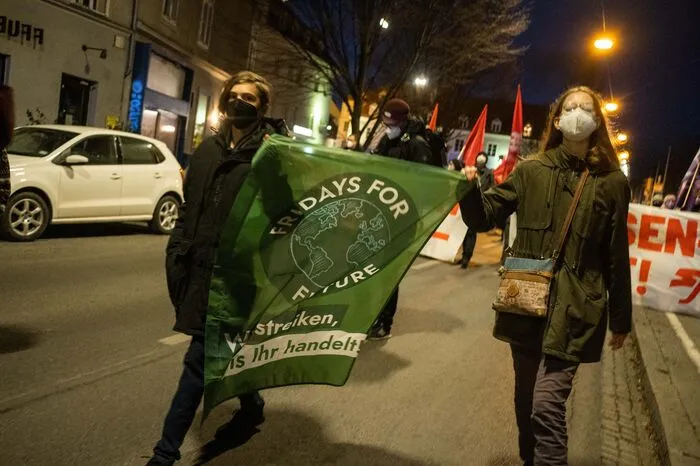 Durch das Polizeiaufgebot und Absperrungen wurde ein Zusammentreffen der beiden Gruppen verhindert.