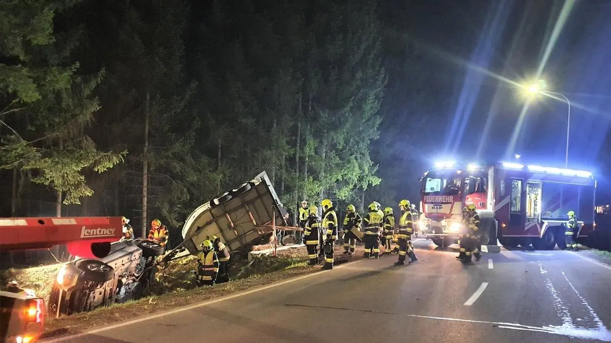 Das Auto kippte samt Pferdeanhänger auf die Seite