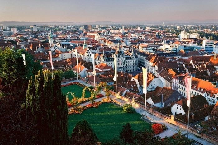Mathias Mosbacher mit einem Blick auf die Stadt.