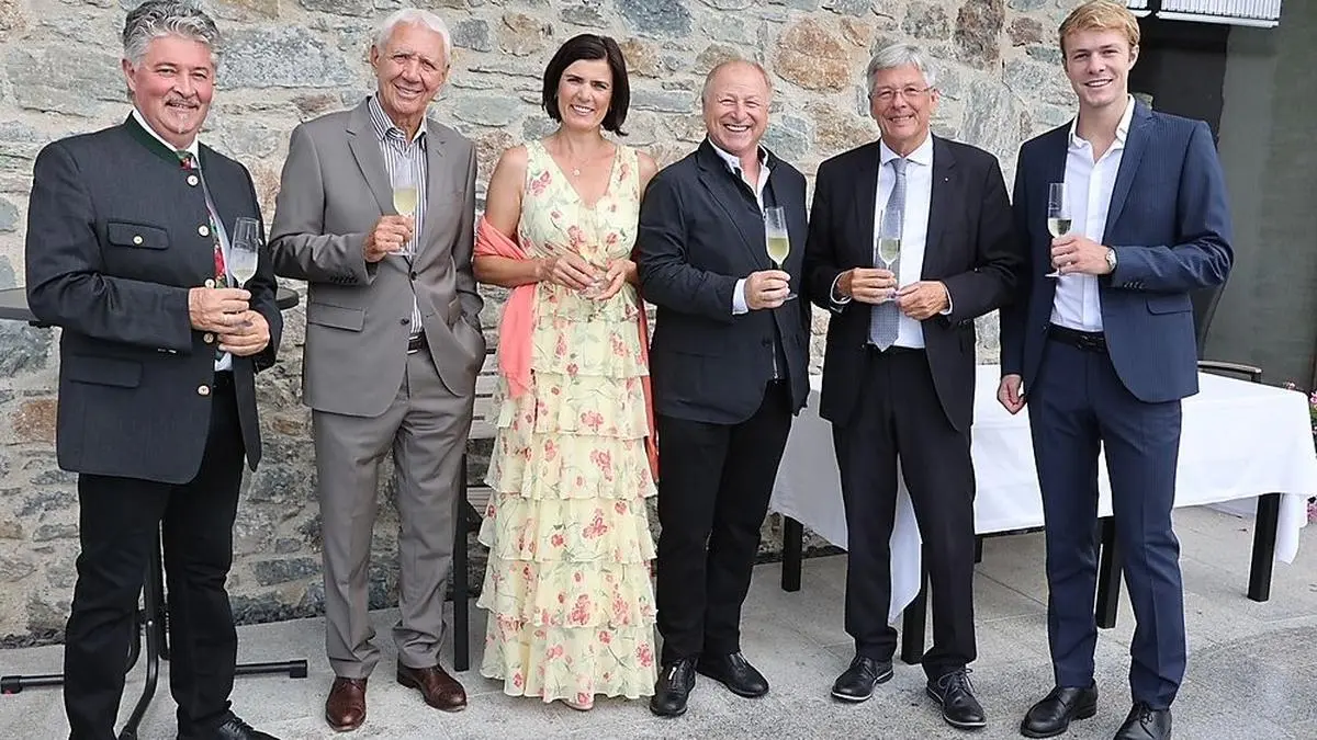 Winzer Hubert Vittori, Alfred Riedl mit Gattin Andrea, Harald Prünster, Landeshauptmann Peter Kaiser, Juniorchef Andreas Riedl (von links)