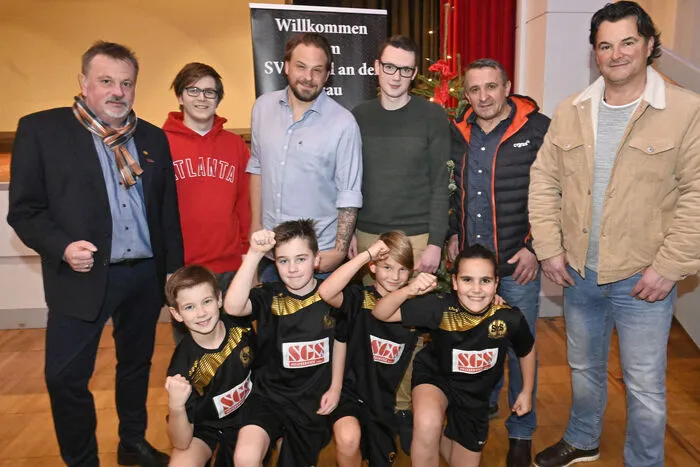 Sportdirektor Wolfgang Oswald, Fabian Öttl, Medienprofi Michael Pech, Marco Schmölzer, Suvad Rovcanin und Obmann Gerald Gadnik, vorne die U-11 KickerInnen Aladin Karic, Marco Terkl, Raphael Pirker und Alena Seebacher