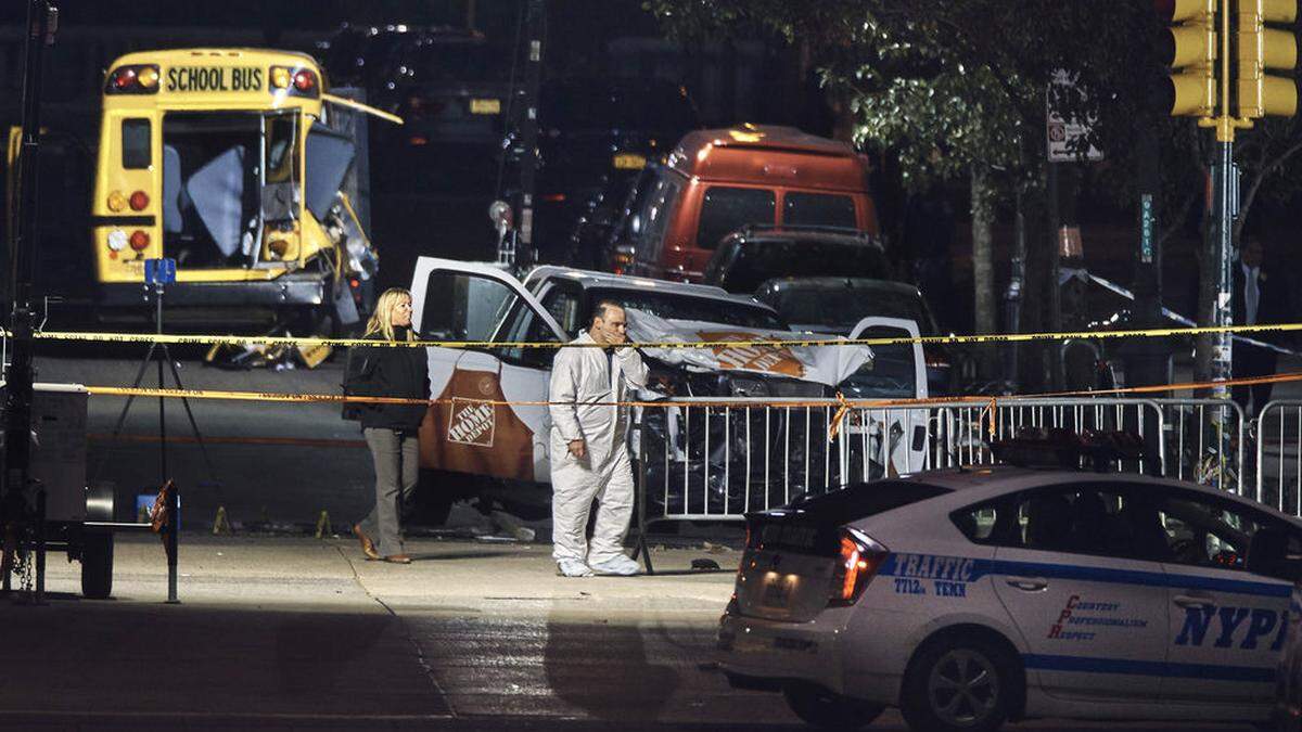 Bei einem Terroranschlag in New York hat am Dienstag ein 29-jähriger Mann mit einem gemieteten Kleinlaster auf einem Radweg acht Menschen getötet und elf weitere verletzt, bevor er von einem Polizisten angeschossen und festgenommen wurde