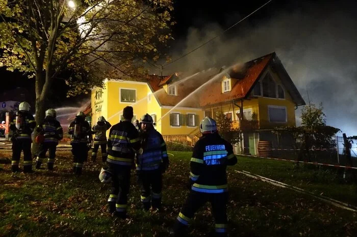 Der Hausbesitzer konnte von Feuerwehrleuten mit Atemschutz gerettet werden.