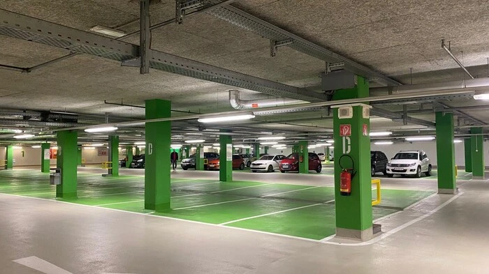 Eine spärlich besetzte Tiefgarage ....