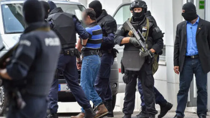 Ein mutmaßlicher Jihadist bei seiner Überstellung
