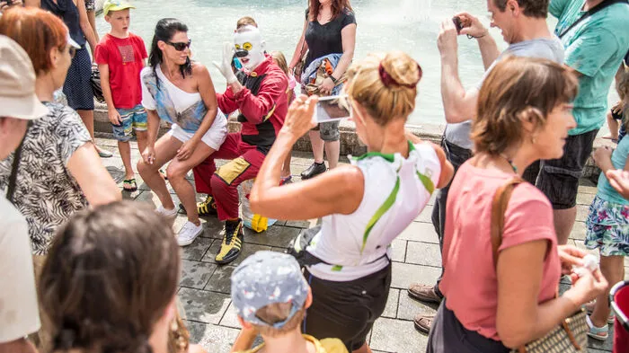 Schnell versammelten sich Hunderte Menschen am Platz rund um den Brunnen am Eisernen Tor ...