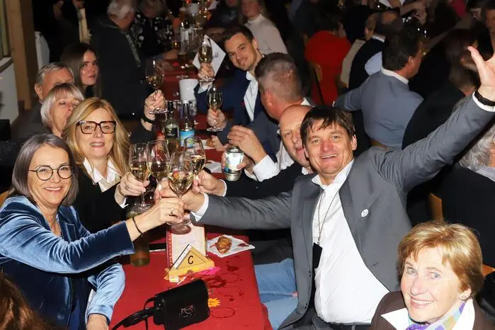 Die Stimmung am Tisch von dem Weinhändler Günther & Petra Jordan war SUPER!! 