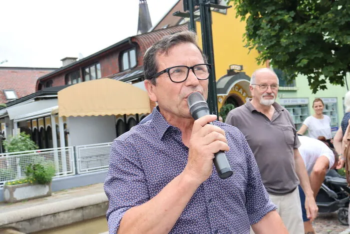 In seiner bekannt humoristischen und kompetenten Art moderierte Raimund Riemer die Murtal Classic in Köflach.    