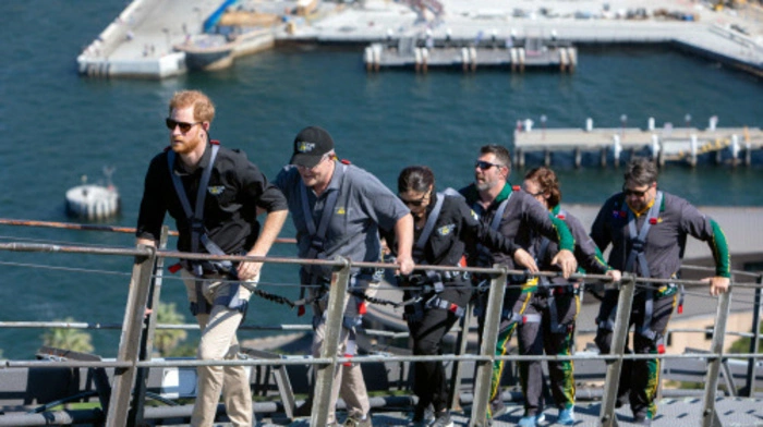 Es geht hoch hinaus: Prinz Harry erklimmt Freitag früh die Sydney Harbour Bridge.