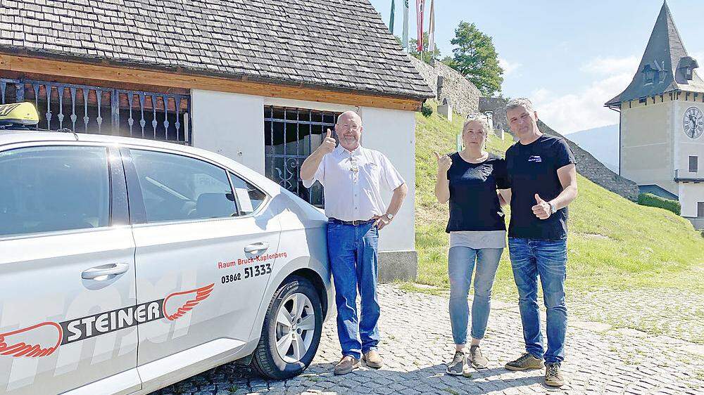Anita und Harald Frager vom Kultur-Beisl am Berg mit dem Taxiunternehmer Johann Steiner (links)