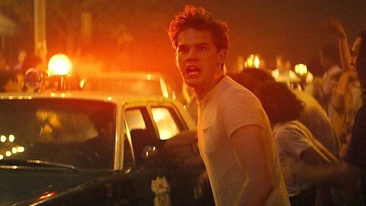 Szene aus "Stonewall" mit Jeremy Irvine in der Hauptrolle