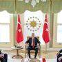Jeder an seinem Platz: Recep Tayyip Erdogan in der Mitte, US-Außenminister Antony Blinken (l) und sein türkischer Amtskollege Hakan Fidan (r) auf den Sofas