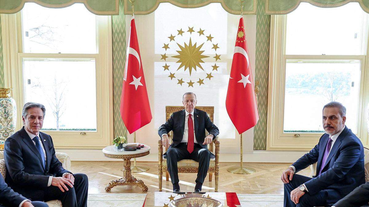Jeder an seinem Platz: Recep Tayyip Erdogan in der Mitte, US-Außenminister Antony Blinken (l) und sein türkischer Amtskollege Hakan Fidan (r) auf den Sofas