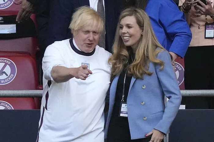 der britische Premierminister Boris Johnson mit seiner Frau Carrie Johnson. Für die dänische Nationalmannschaft im Stadion waren...