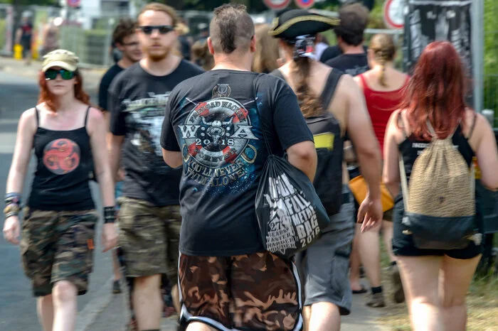Auf knapp drei Quadratkilometern werden mehrere Bühnen für die rund 75.000 zahlenden Fans gleichzeitig bespielt. Die Tickets für das Festival sind ausverkauft.