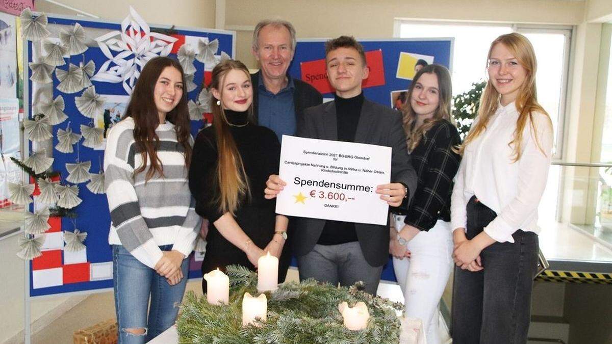 Direktor Nikolaus Schweighofer mit Schülersprecher Elias Nidetzky und seinem Team Johanna Gladysz, Lena Reiter,  Konstanze Dornhofer und Klara Kristandl