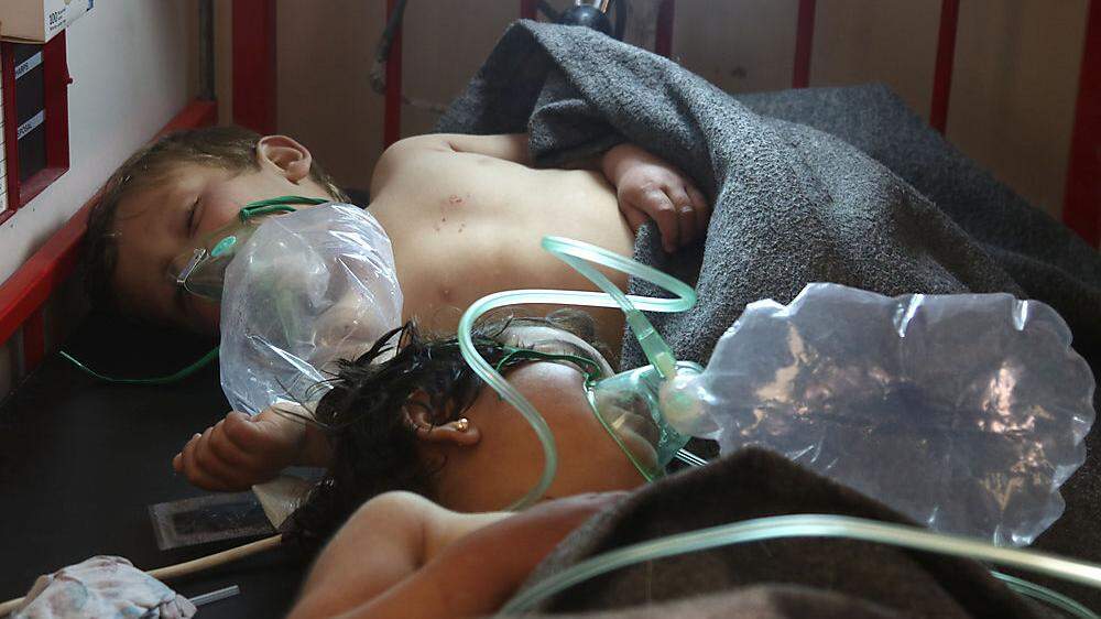 Kinder werden nach einem vermuteten Giftgasanschlag in der syrischen Provinz Idlib im April 2017 behandelt