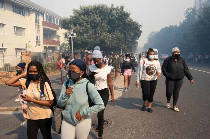 Rund 4000 Studenten hatten dort ihre von den Flammen bedrohten Unterkünfte fluchtartig verlassen. Mehrere historische Gebäude - darunter eine Bibliothek mit seltenen historischen Büchern - gingen in Flammen auf.