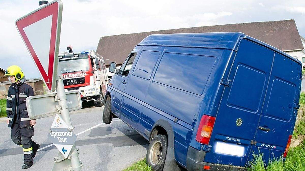 Der Kleintransporter war im Kniezenbach hängen geblieben