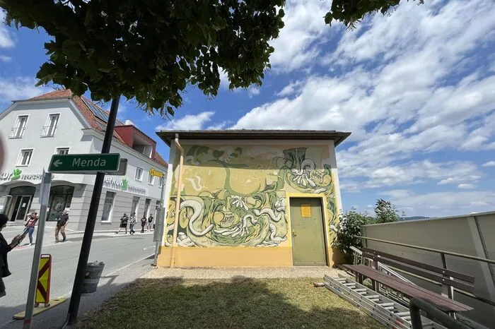 12 Stationen wurden mit den Wandgemälden versehen. So beispielsweise auch das Trafo-Häuschen beim Restaurant Pusswald.