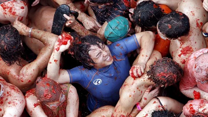 "La Tomatina" fand erstmals in den 1940er-Jahren statt. Im Lauf der vergangenen 15 Jahre wurde das Fest auch und vor allem bei Ausländern so beliebt, dass die Teilnehmerzahl - die teilweise auf rund 50.000 angestiegen war - 2013 erstmals auf 22.000 begrenzt wurde.