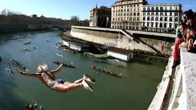 epa01211784 Former lifeguard Giuseppe Palmulli shows off his prowess as he leaps from the Cavour bridge into the chilly Tiber river below watched by less braver types during the annual and traditional New Year's Day event in Rome January 1, 2008 EPA/CLAUDIO ONORATI, neujahr 2008, italien, rom, sprung in den tiber