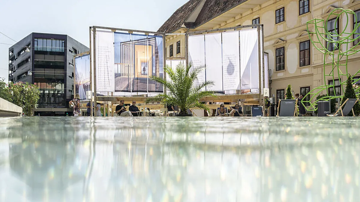Teile der Installation am Karmeliterplatz sind von dem alten Shelter recycelt