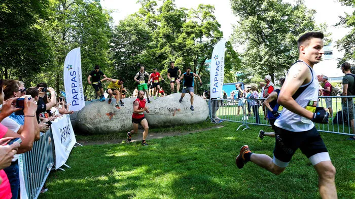 Viel Dreck, Schweiß und wohl auch den einen oder anderen blauen Fleck muss wegstecken können, wer sich beim Grazathlon versuchen will. Dennoch haben zahlreiche mutige Athleten die Hindernisstrecke erfolgreich bezwungen. Das hat sich unser Fotograf nicht entgehen lassen!