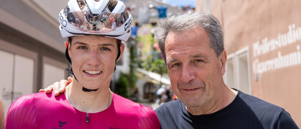 Der 15-jährige Schweizer Mic Willy steht mit TVB-Obmann und OK-Chef Franz Theurl in den Gassen von Lienz