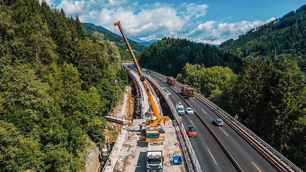 Der Neubau der Steinbrückenbachbrücke auf der Tauernautobahn wird noch bis Anfang 2027 dauern