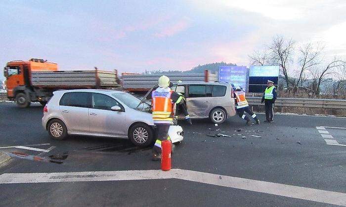 An den beiden Fahrzeugen entstand teils erheblicher Sachschaden.