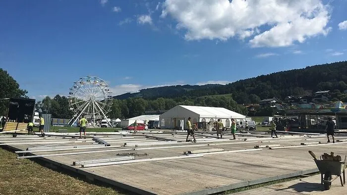 Auf der Marktwiese wird schon fleißig aufgebaut. Danke Erich Varh für das Foto!