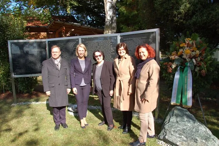Hier im Bild etwa Elie Rosen, Vizepräsident der Israelitischen Religionsgesellschaft Österreichs, ÖVP-Landtagsabgeordnete Julia Majcan, Ria Mang, Bürgermeisterin Christine Siegel und SPÖ-Landtagsabgeordnete Cornelia Schweiner (v.l.n.r.)