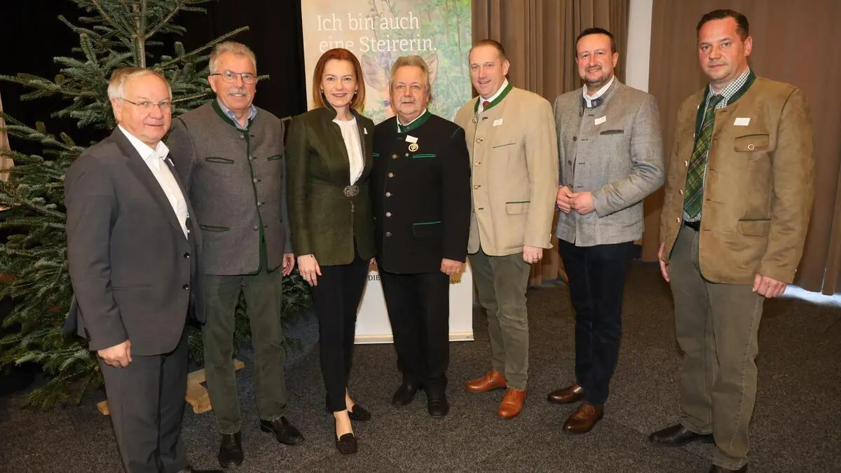 Bezirksjägermeister Rudolf Eder (4.v.l.) mit den Ehrengästen