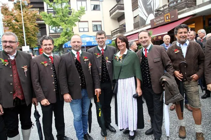 Von links: Landtagsabgeordneter Jakob Strauß, Villachs Gemeinderat Peter Weidinger, Bleiburgs Vizebürgermeister Daniel Wrießnig, Landesrat Martin Gruber, Nationalratsabgeordnete Angelika Kuss-Bergner mit Christian Benger
