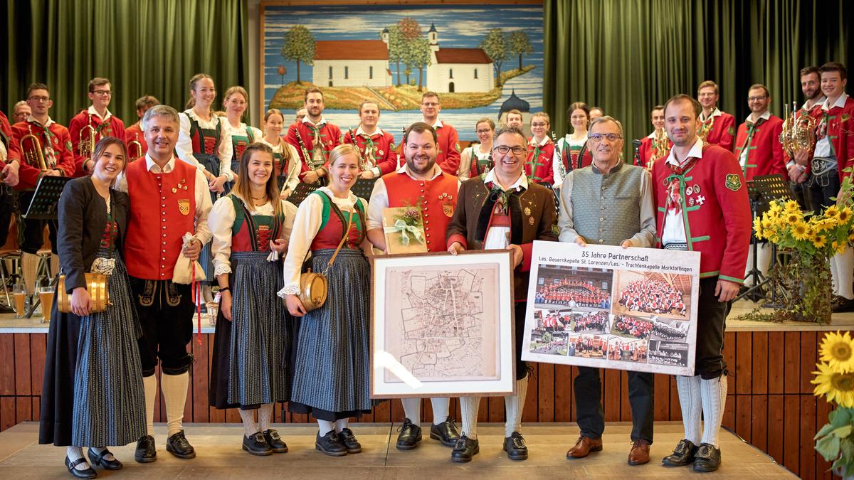 Die Bauernkapelle aus St. Lorenzen im Lesachtal zu Gast bei der Trachtenkapelle in Marktoffingen: Eva Wirtenberger, Michael Deibler, Lena Seiwald, Bernadette Hackl, Fabian Grimm, Gerald Kubin, Helmut Bauer und Christian Guggenberger