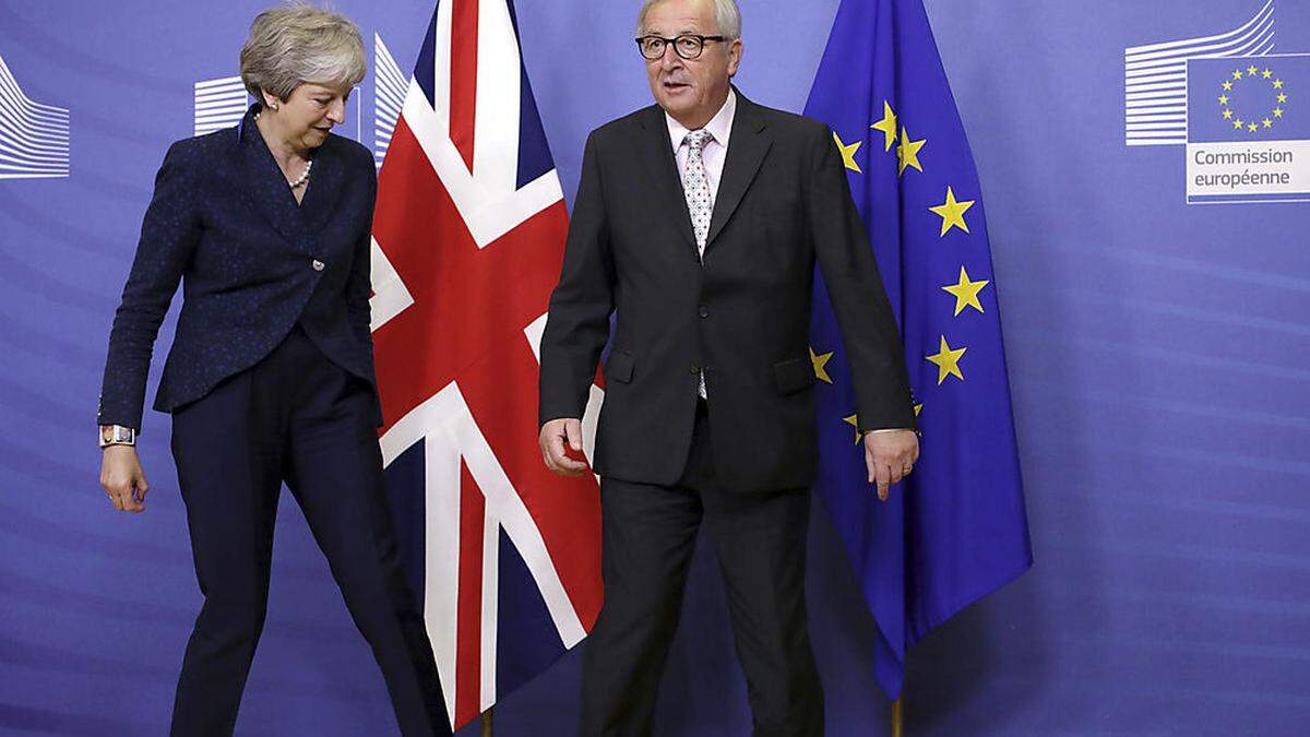 Theresa May und Jean-Claude Juncker am Samstagabend in Brüssel 