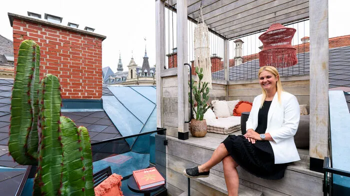 Im Aiola Living Hotel beginnen wir die Führung mit Managerin Doris Ramminger ausnahmsweise gleich einmal draußen vor der Dachterrassentür.