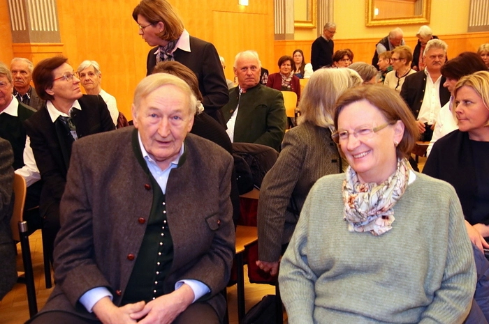 Bernd Prettenthaler bedankte sich bei Bürgermeister Bernd Osprian, der die Voitsberger Stadtsäle kostenlos zur Verfügung stellte. 