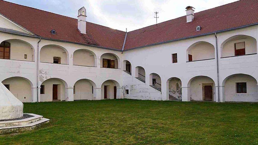Zum Schloss Mittertrixen gehört auch ein großer Innenhof mit Arkadengängen