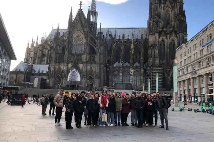 ... schossen Fotos vor dem Kölner Dom, ...